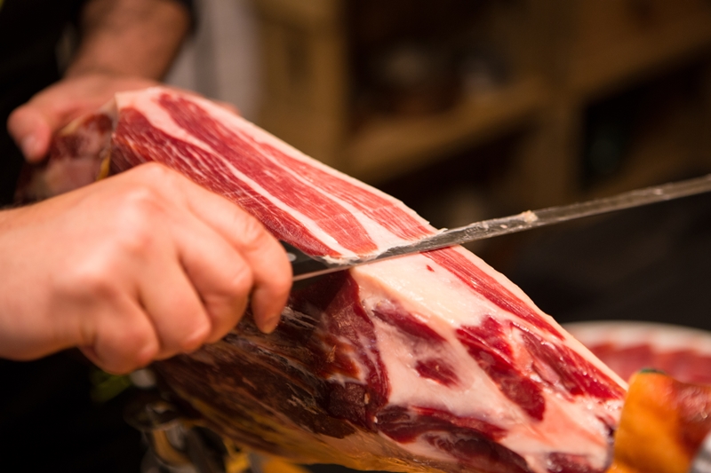 Việc cắt thịt cũng được quy định rất chuẩn mực. Mỗi miếng thịt sẽ có độ dài từ 3-4 cm và được cắt lát 0,5mm.