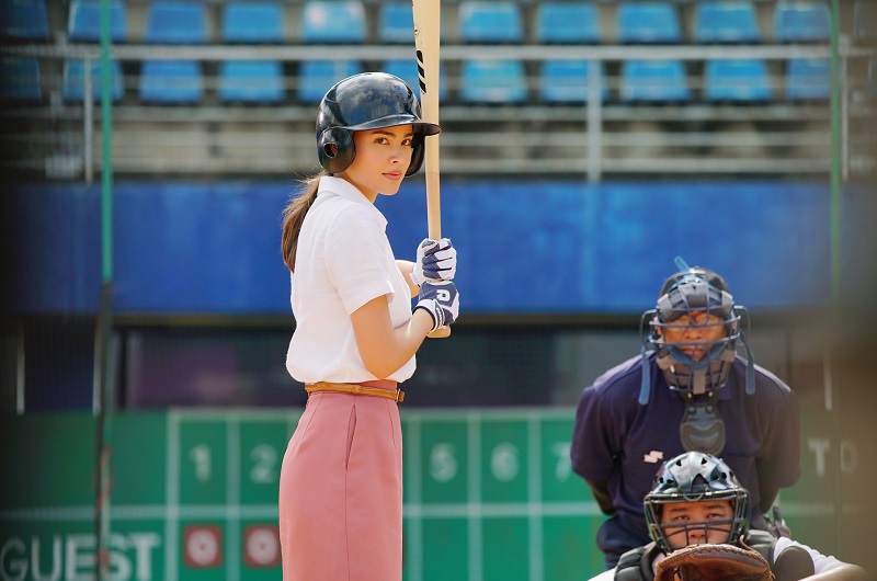  Yaya Urassaya được mệnh danh là “Ngọc nữ của làng phim Thái Lan”, khán giả Việt Nam đã "nhẵn mặt" cô nàng qua hàng loạt tựa phim truyền hình đình đám như "Trang trại tình yêu", "Trò chơi tình yêu", "Trái tim người thừa kế", "Sóng gió cuộc đời", "Sự hoán đổi diệu kỳ"... 