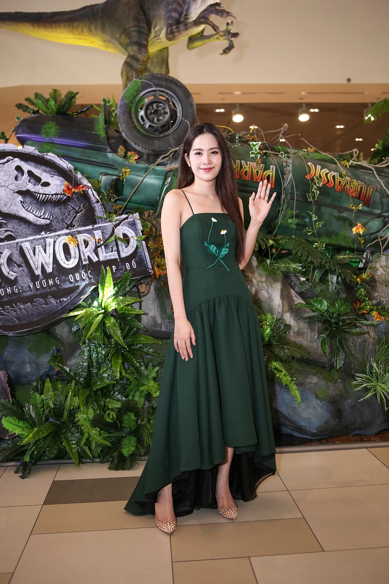 Trong buổi công chiếu Jurassic World: Fallen Kingdom, người đẹp gốc Tiền Giang diện bộ váy kín đáo, thanh lịch nhưng vẫn tôn lên được vóc dáng thanh tao của mình. 