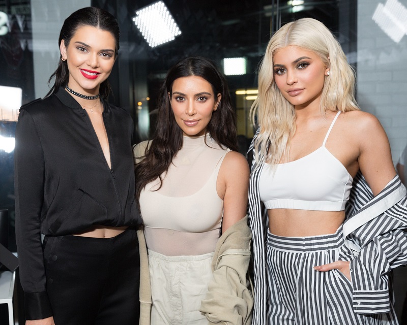 Ba chị em “hot” nhất mạng xã hội Kim Kardashian, Kendall Jenner và Kylie Jenner cũng từng bị bắt gặp khi xuất hiện tại hậu trường của Ocean’s 8. Như dự đoán, ba tiểu thư nhà Kardashian sẽ thủ vai khách mời tại sự kiện Met Gala – nơi vụ cướp diễn ra. 