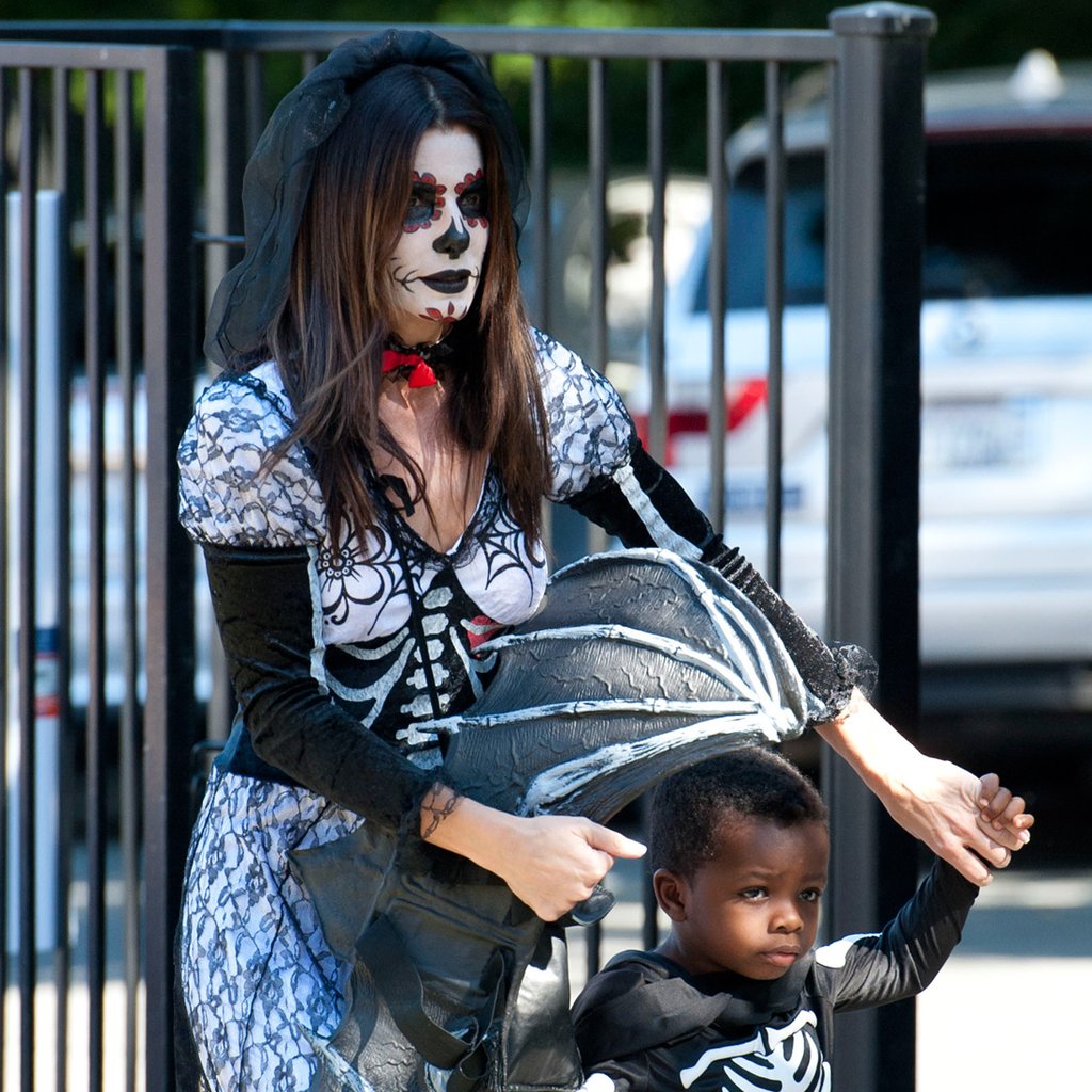 Sandra Bullock và con trai nuôi Louis trong một dịp Halloween.
