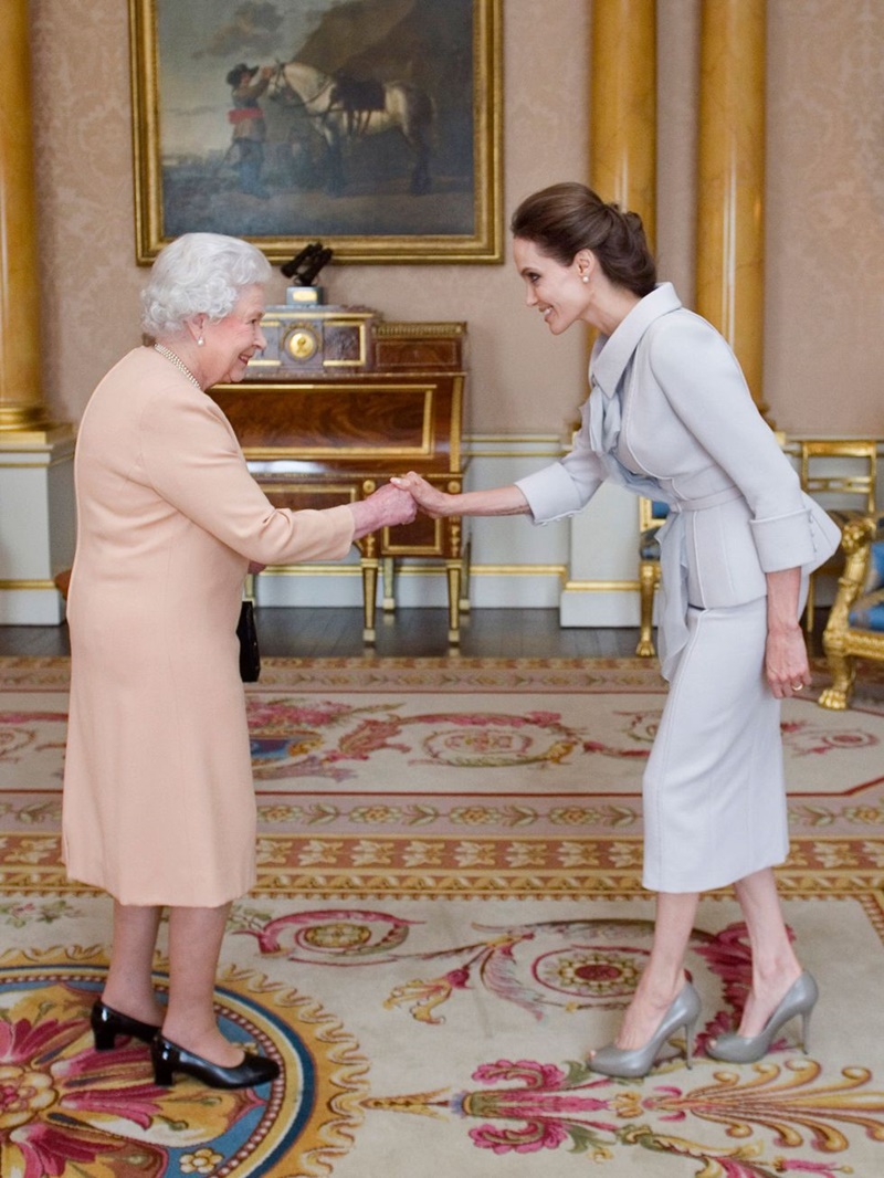 Angelina Jolie diện kiến Nữ hoàng Elizabeth năm 2014.