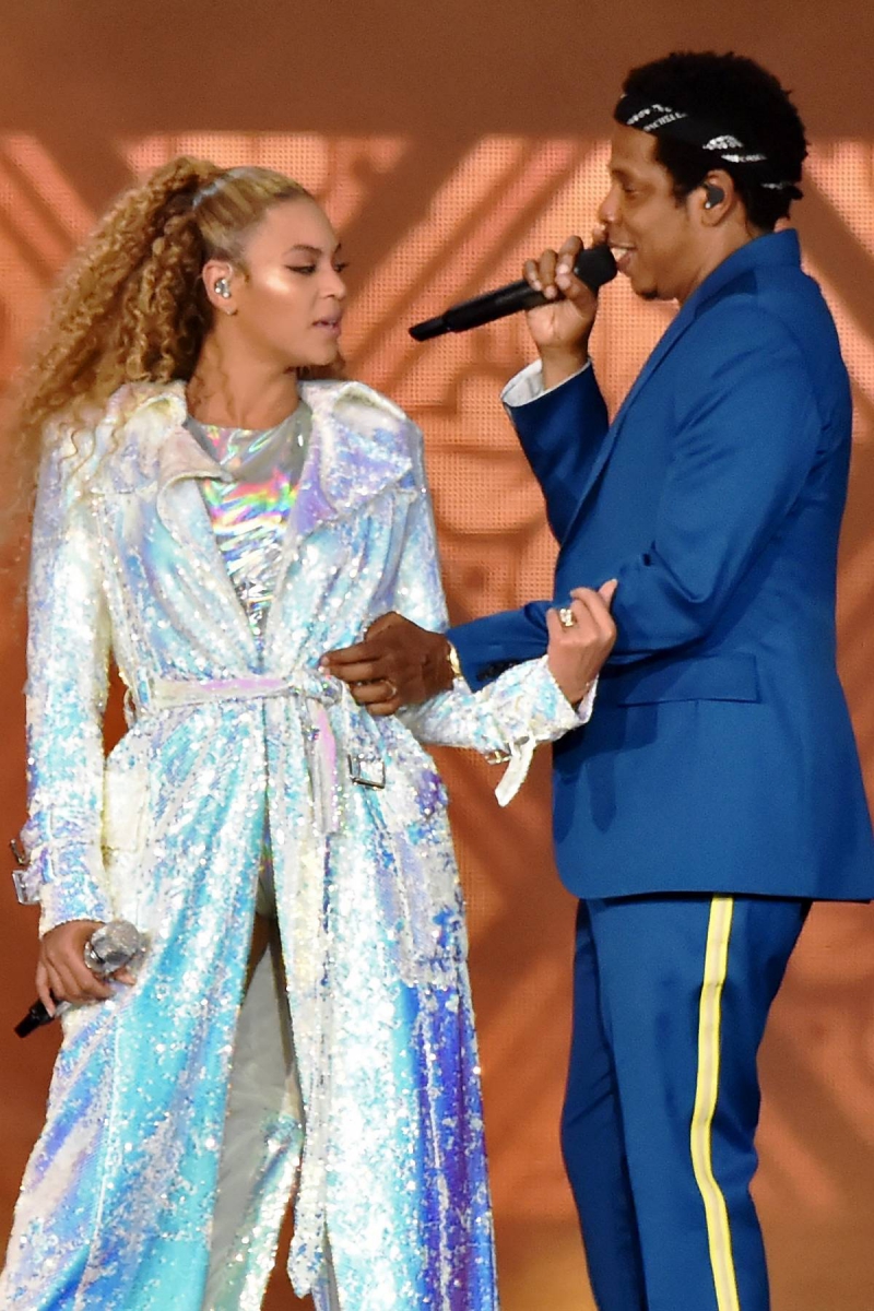 "Lấp lánh" là từ khóa quen thuộc trong các trang phục trình diễn của nhiều ngôi sao lớn và Beyoncé cũng không phải ngoại lệ. Thiết kế cô đang mặc của nhà mốt Balmain làm riêng mang đậm dấu ấn futuristic, nổi bật trên sân khấu. 