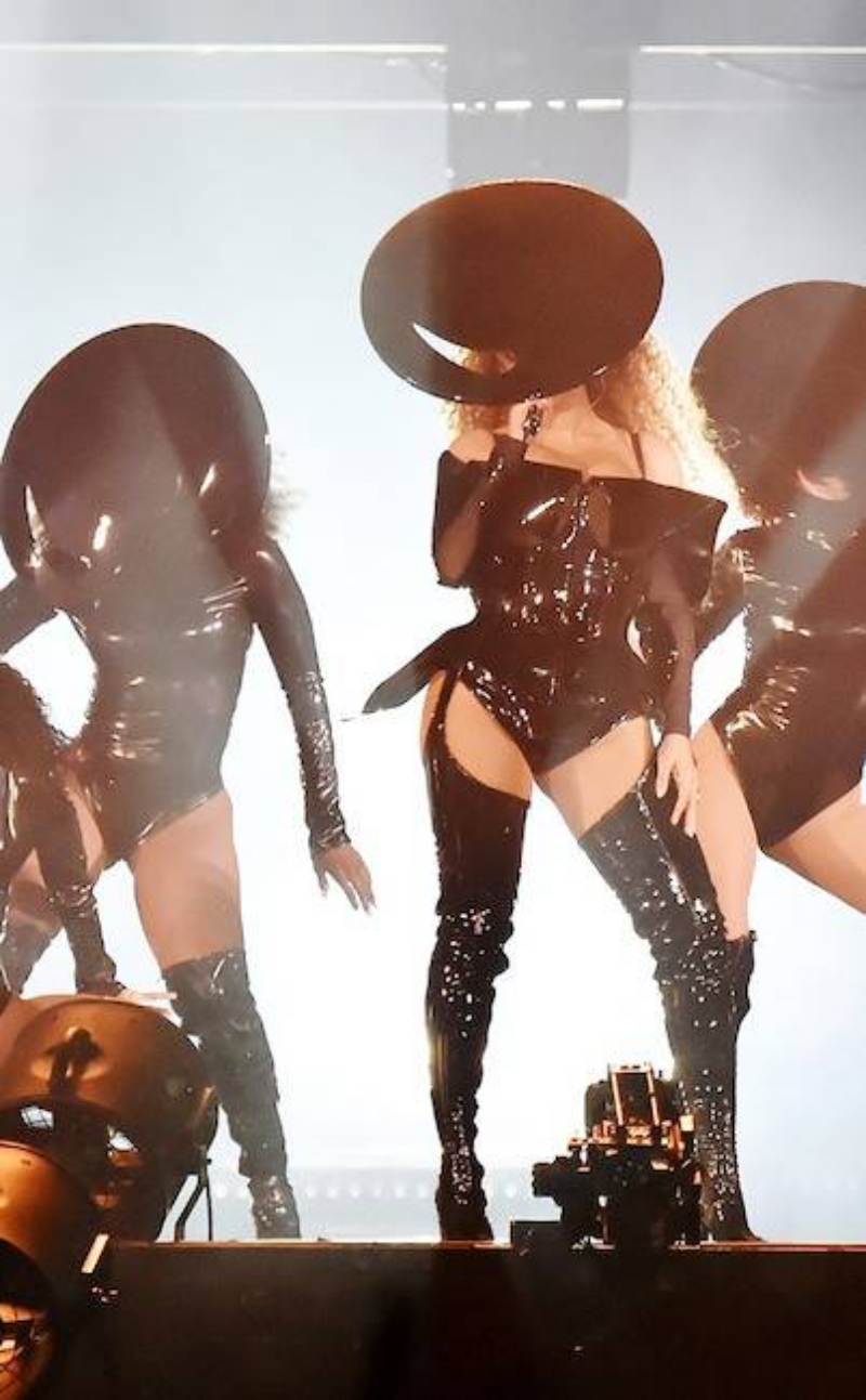 Với bộ đồ da bóng và boots của Mugler, Beyoncé còn "cầu kỳ" đến độ đặt nhà thủ công Maison Michel thiết kế mũ phù hợp với bộ trang phục.