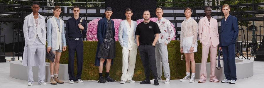 BST Xuân Hè 2019 của Dior Homme đánh dấu chương mới với sự tham gia của NTK Kim Jones với tư cách Giám đốc Nghệ thuật. Mọi người rất phấn khích và hào hứng, dành cho ông những lời khen có cánh cho BST đầu tiên tại Dior Homme vô cùng ấn tượng. 