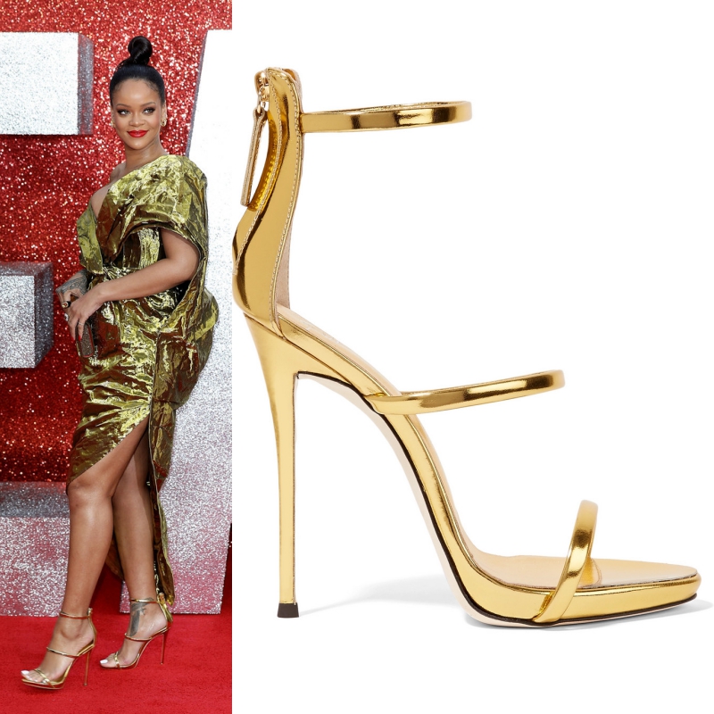 Rihanna phối đôi sandals Harmony của Giuseppe Zanotti cùng tông vàng ánh kim. 