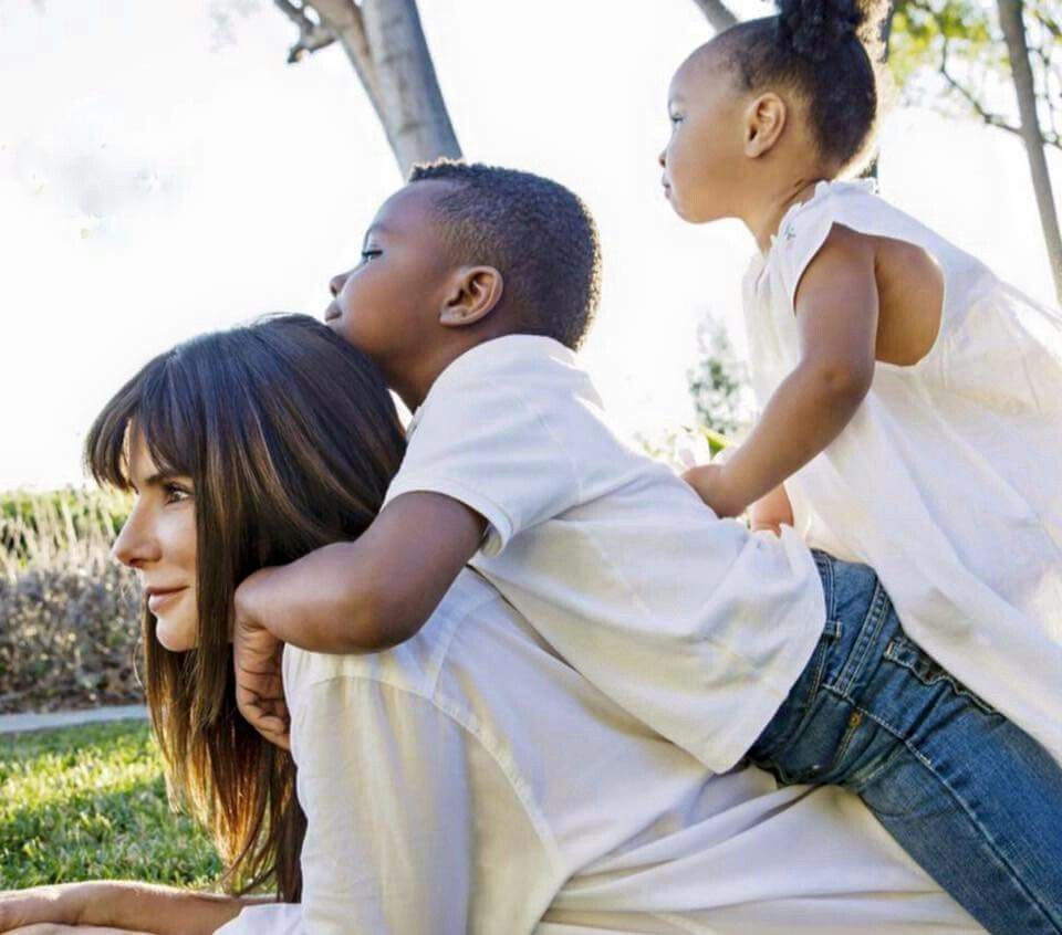 Sandra Bullock và hai con nuôi da màu mang họ mẹ: Louis và Laia Bullock.