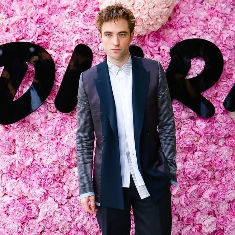 Diễn viên Robert Pattinson - gương mặt đại diện của Dior Homme - lộn trái áo vest để lộ phần lót tuyệt đẹp bên trong. 