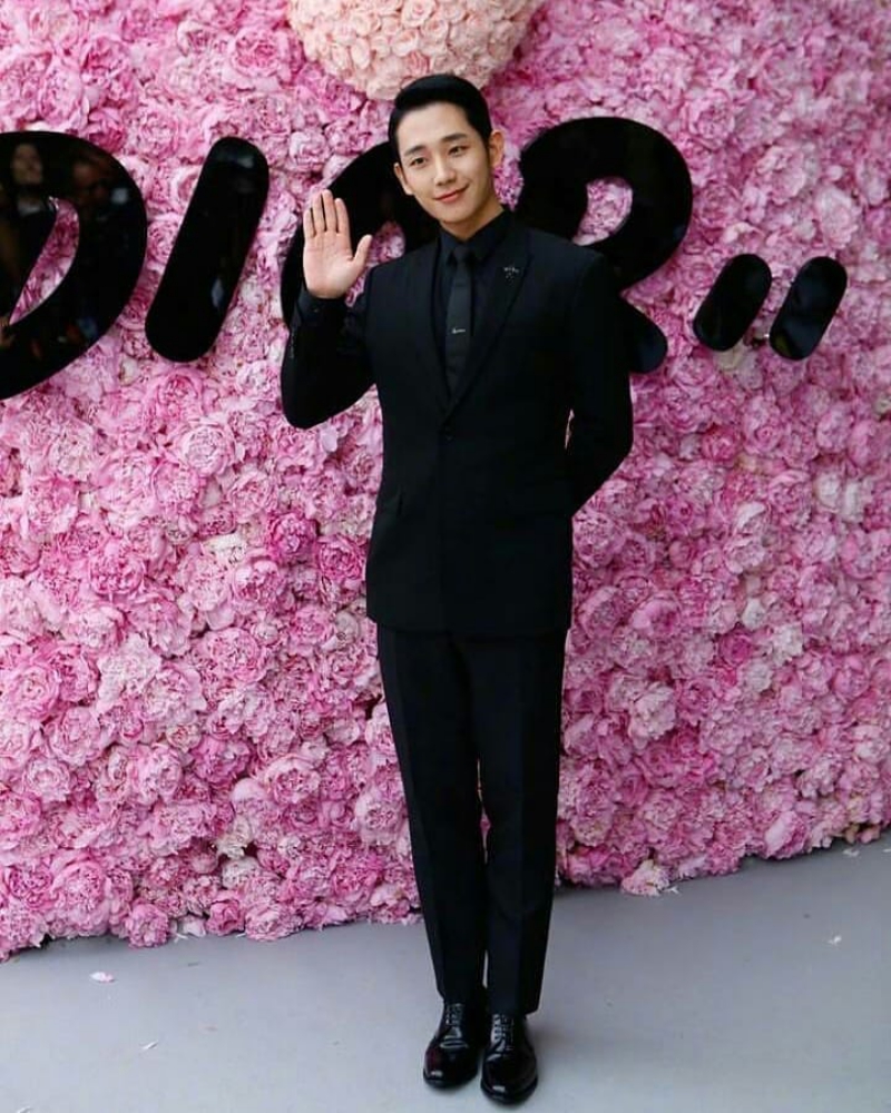 Jung Hae In mặc suit màu đen cùng giày da bóng đến dự show Xuân Hè 2019 của Dior Homme. 