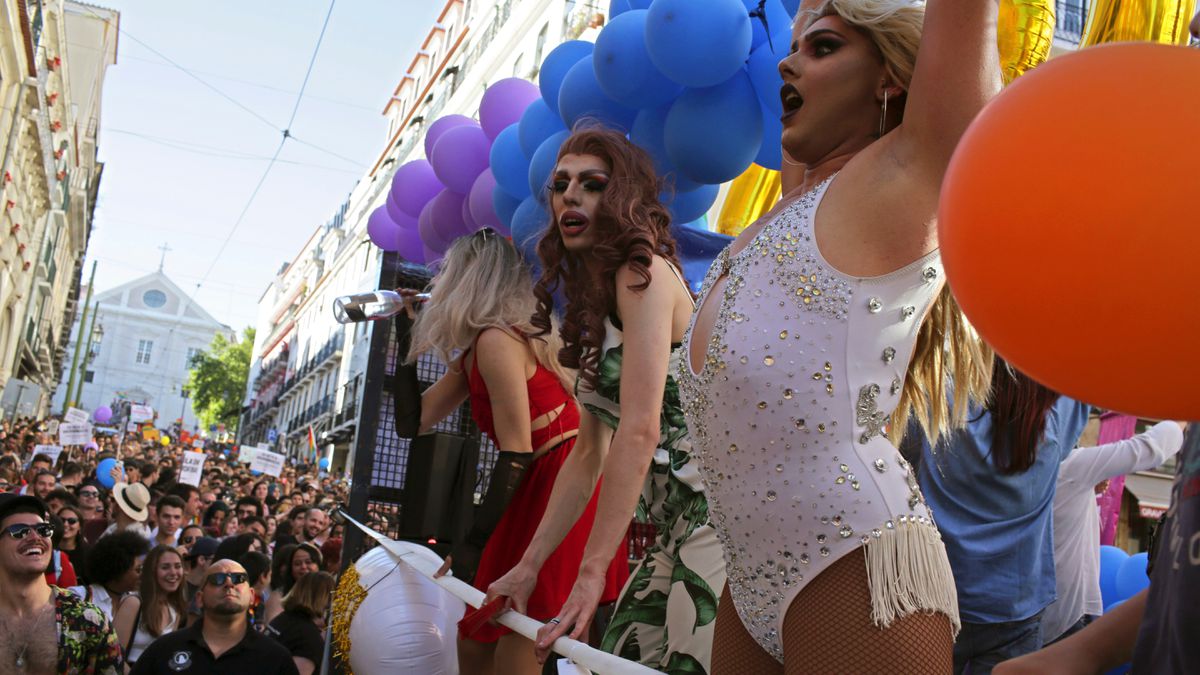Các drag queen đang nhảy múa trên xe tải tại Lisbon (Bồ Đào Nha).