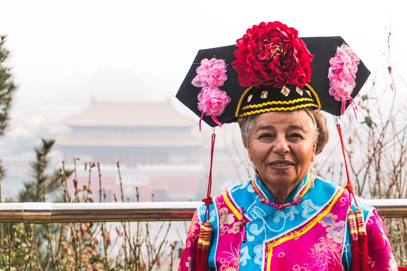 Bà Edna đã có một bức ảnh ấn tượng khi khoác lên người bộ y phục cổ trang chốn cung đình của phụ nữ giai đoạn nhà Thanh - Trung Quốc