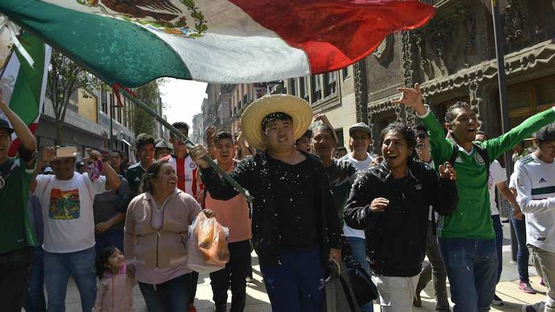 "Thủ lĩnh" dẫn đầu đám đông Mexico đi ăn mừng là một người Hàn Quốc.