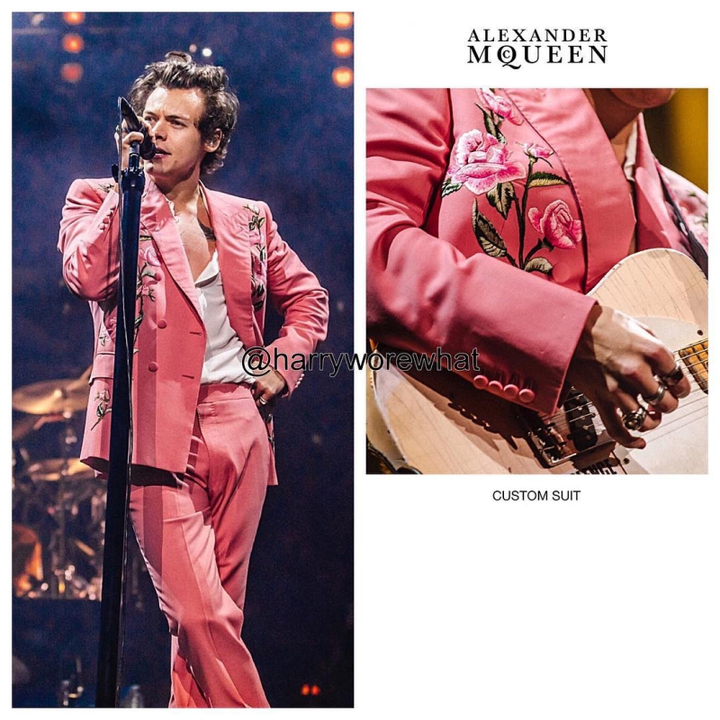 Một bộ suit màu hồng thêu hoa được làm riêng cho Harry Style bởi nhà mốt Alexander McQueen. 