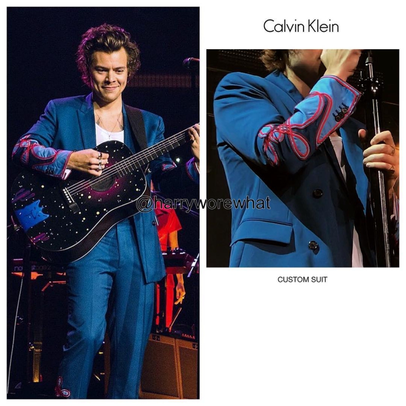 Bên cạnh đó, trong tour lưu diễn "Live On", Harry Style còn mặc trang phục "hàng thửa" của một số thương hiệu khác. Trong hình là bộ suit màu xanh dương của Calvin Klein. 