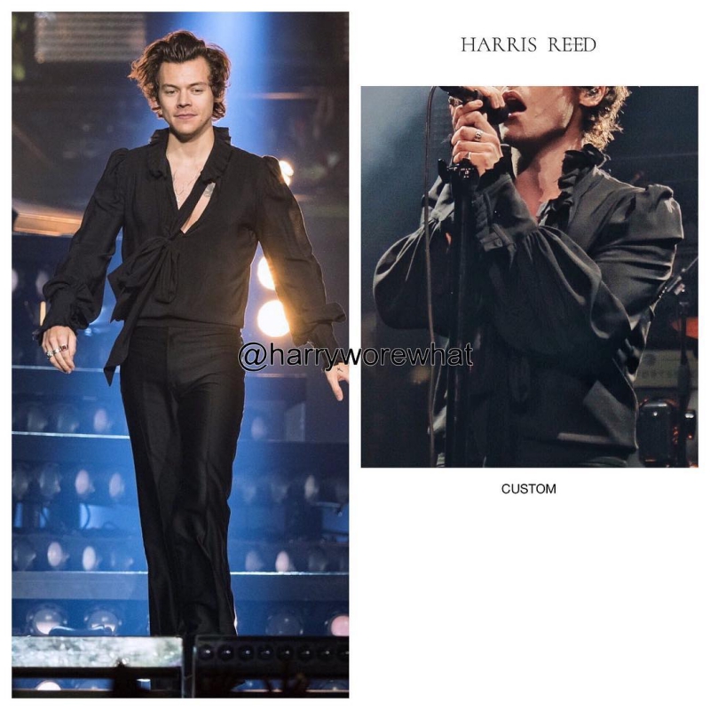 Thương hiệu Harris Reed mang đến cho Harry Styles  chiếc áo blouse lụa đen với những đường bèo nhún. 