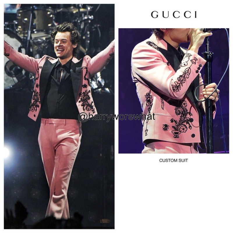 Gucci đã làm riêng một vài bộ trang phục cho Harry Styles mặc suốt tour "Live On". Điểm nhận biết đó là những họa tiết thêu tay vô cùng lãng mạn và đậm chất nghệ sĩ. 