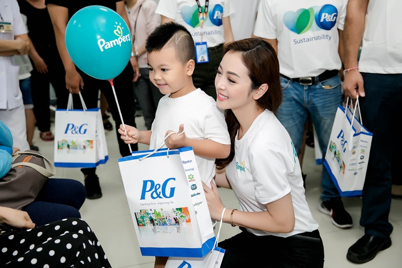 Hoa hậu châu Á tại Mỹ một mình đến Bệnh viện Nhi Đồng 2 (TP.HCM) để phát quà cho 1.000 em nhỏ