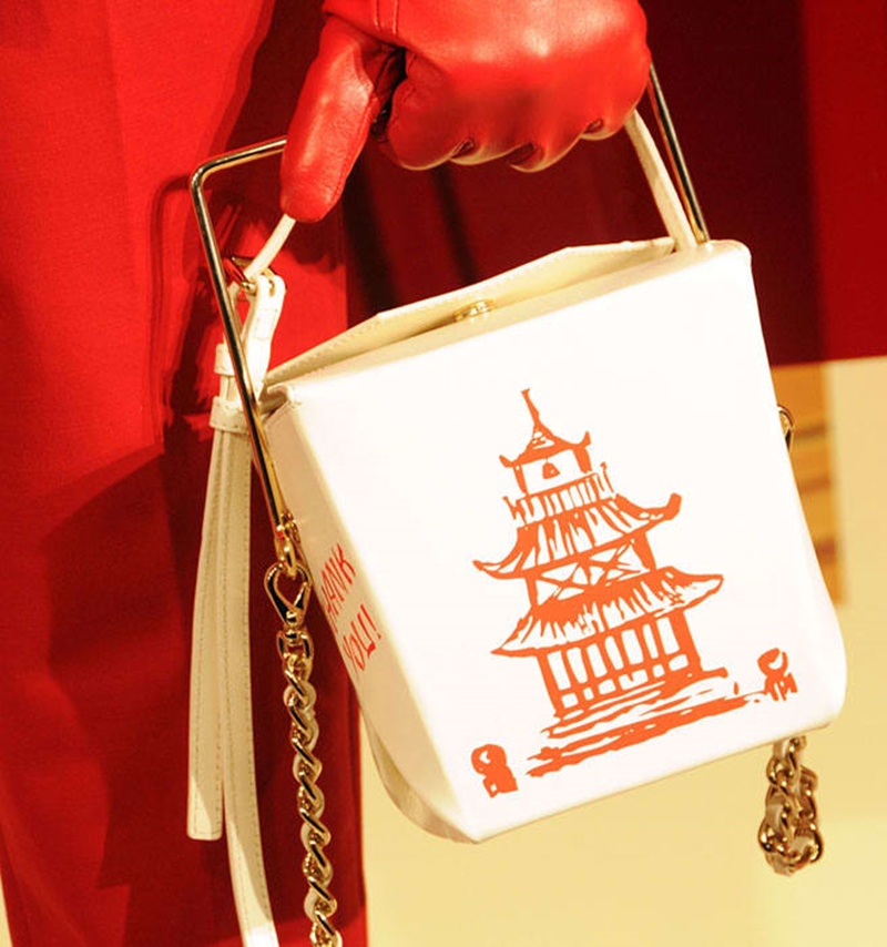 Chiếc túi xách hình hộp đồ ăn Trung Hoa take-away là một trong những thiết kế bán rất chạy của thương hiệu kate spade new york.