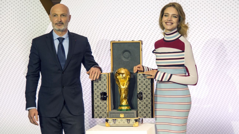 Siêu mẫu Natalia Vodianova và cựu tuyển thủ đội tuyển Pháp Franck Leboeuf trong buổi họp báo của Louis Vuitton công bố chiếc hộp đựng cúp FIFA cho đội vô địch World Cup 2018. 