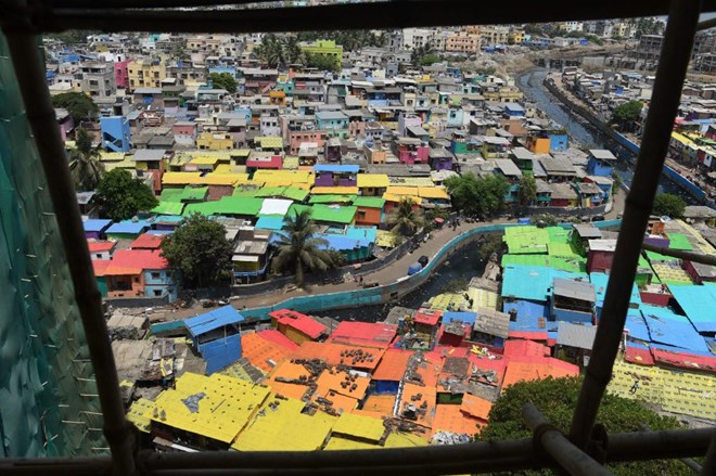 Ấn Độ “mặc” những chiếc áo rực rỡ sắc màu cho các khu ổ chuột
