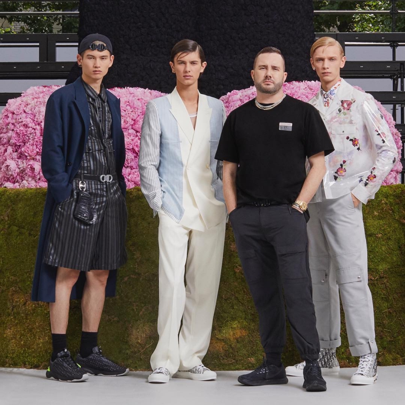 Nikolai đứng cạnh NTK Kim Jones (áo đen) là Giám đốc Nghệ thuật mới của Dior Homme cùng các người mẫu tham gia show diễn. 