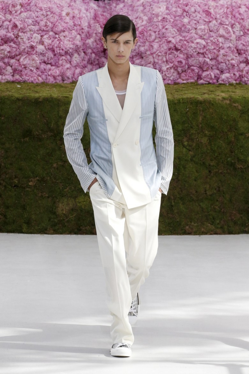Hoàng tử Đan Mạch Nikolai xuất hiện với vai trò mở màn cho show Xuân Hè 2019 của Dior Homme.