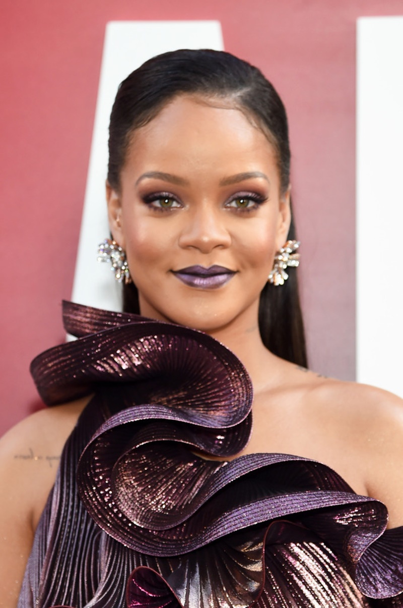 Gương mặt rạng rỡ của Rihanna được tô điểm bởi đôi khuyên tai từ thương hiệu trang sức cao cấp BVLGARI.