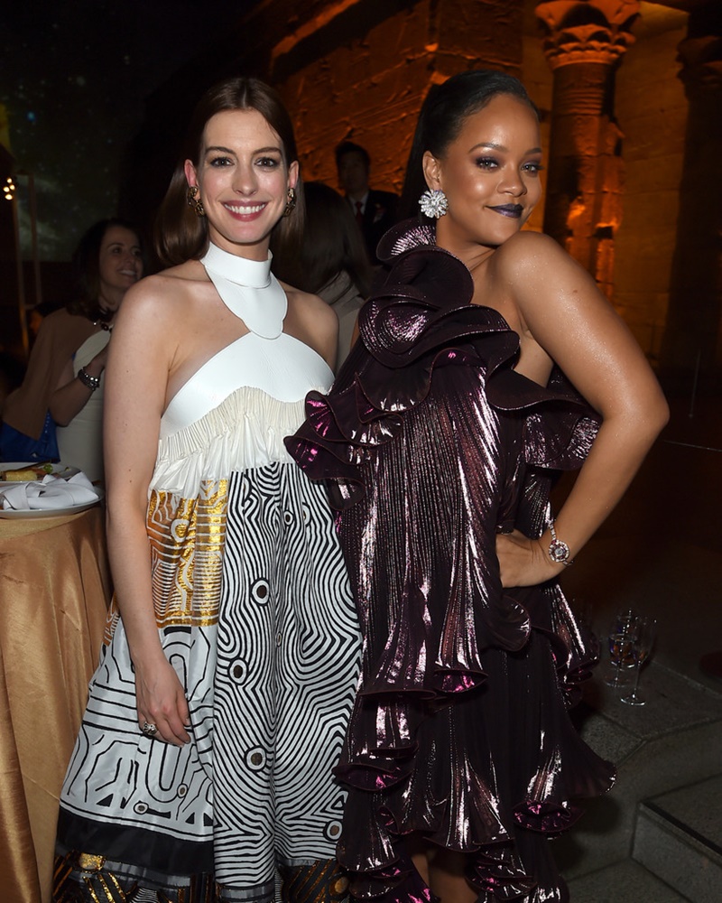 Hình ảnh Rihanna mũm mĩm dễ thương chụp hình cùng Anne Hathaway trong buổi tiệc sau sự kiện công chiếu.