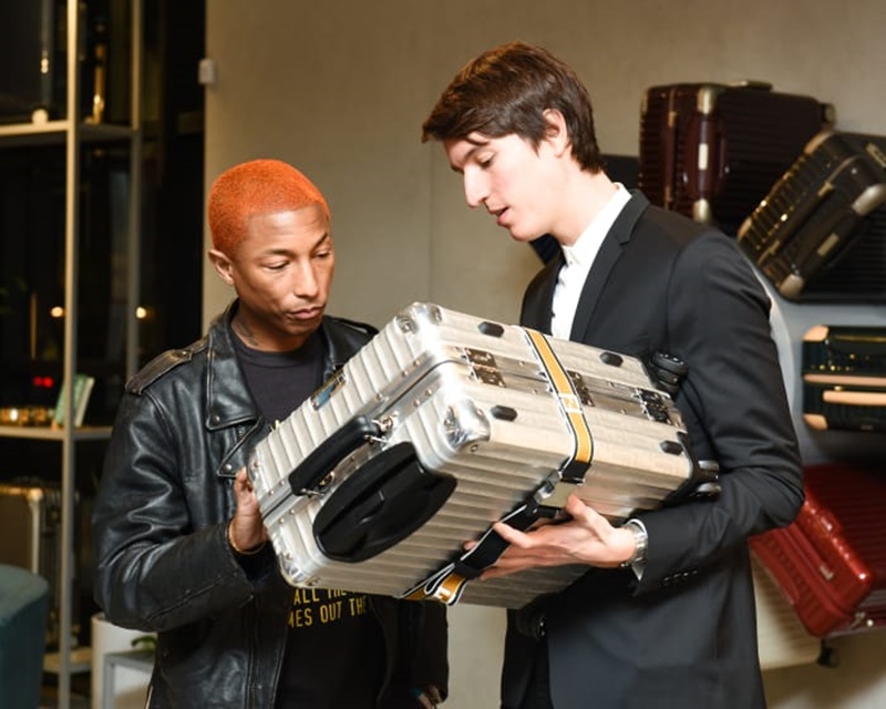 Alexandre Arnault giới thiệu chiếc va li RIMOWA hợp tác cùng thương hiệu Fendi đến ca sĩ Pharrell Williams.