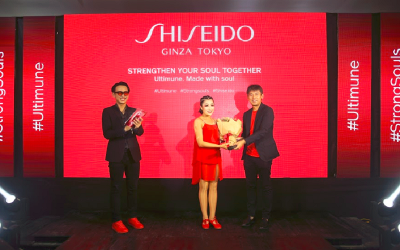 Đại diện công ty Mỹ Phẩm Shiseido Việt Nam trao tặng hoa kỷ niệm đến diễn viên múa Thảo Uyên.