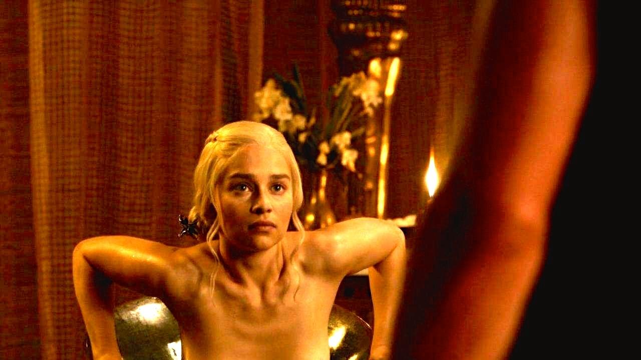 "Game of Thrones" với đầy những cảnh máu me, chém giết, khoả thân dĩ nhiên được HBO dán nhãn 18+.