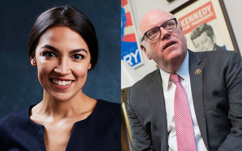 Alexandria Ocasio-Cortez (trái) và Nghị sĩ lão làng Joe Crowley 