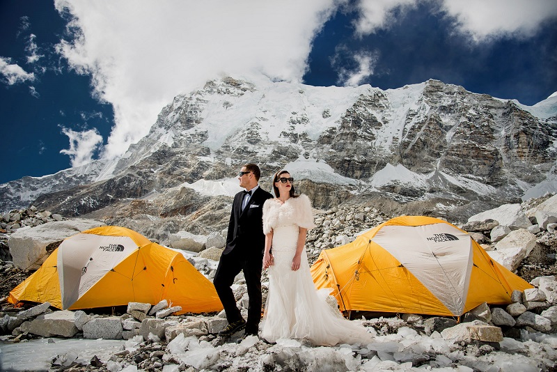 Cùng với nhiếp ảnh gia Charleton Churchill, đôi bạn trẻ đã đi bộ 3 tuần liền với 17.000 bước để tới được căn cứ Base Camp Everest - nơi họ nói lời thề non hẹn biển sẽ bên nhau trọn đời.  