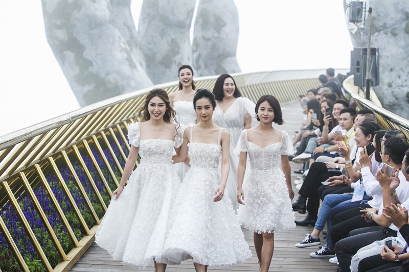 Hình ảnh của nhóm Ngựa hoang: Hoàng Oanh, Khổng Tú Quỳnh, Jun Vũ, Trịnh Thảo trên sàn catwalk là đại diện hoàn hảo nhất cho thanh xuân đầy sức sống của các cô gái. 