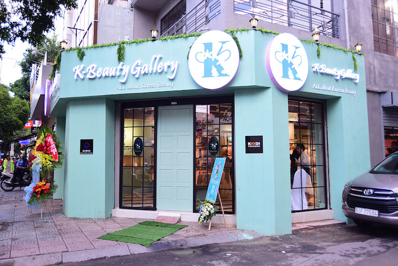 Cửa hàng K-Beauty Gallery trẻ trung, hiện đại và là điểm hẹn lý tưởng cho nhu cầu làm đẹp của các cô gái. 