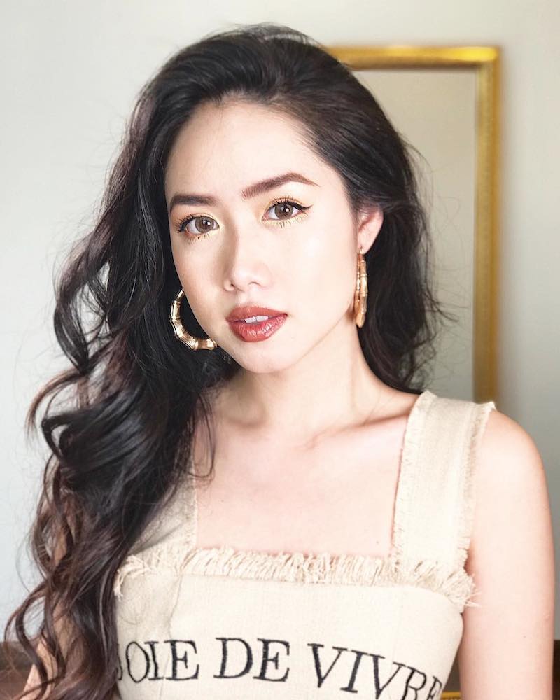 Beauty Blogger Mina Nguyễn chọn phong cách quyến rũ và rất “thần thái” trong đôi khuyên tai to bản