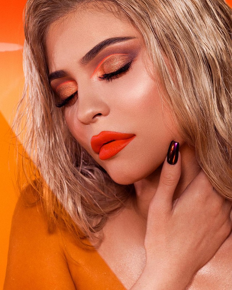 Nhìn vào đôi môi của Kylie thôi đã thấy tràn đầy sự nổi loạn. Tông cam của Tangerine là một sắc cam tươi, phù hợp với kiểu trang điểm tropical trong mùa hè.