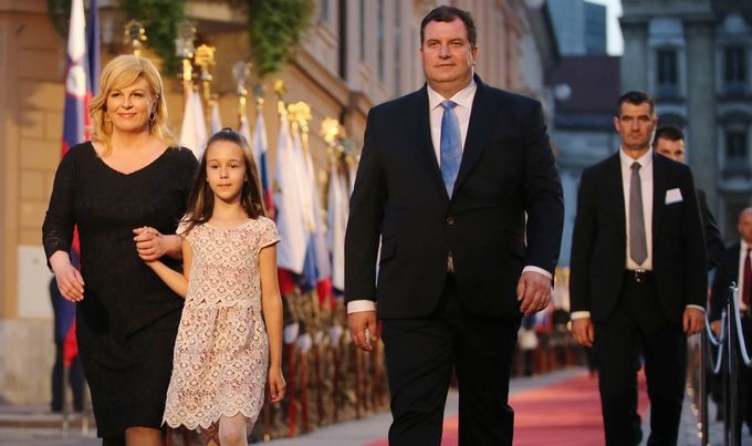 Hình ảnh hiếm hoi về gia đình của bà Grabar-Kitarovic cùng chồng (phải) và con gái (thiếu con trai). 