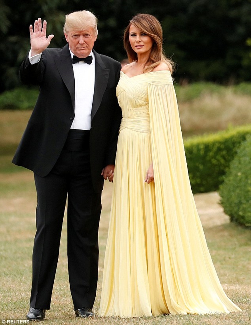 Cuộc đổ bộ thời trang của Melania Trump tại xứ sở sương mù vẫn chưa có dấu hiệu dừng lại, khi bà và Tổng thống Mỹ tiếp tục thay đổi trang phục để chuẩn bị đến sự kiện đặc biệt tổ chức tại nơi sinh cố Thủ tướng Anh quốc - Winston Churchill ở Oxford. Nhiều trang báo còn ví von chiếc váy vàng khiến Đệ Nhất Phu nhân như nàng Belle bước ra từ truyện cổ tích "Beauty and The Beast". 