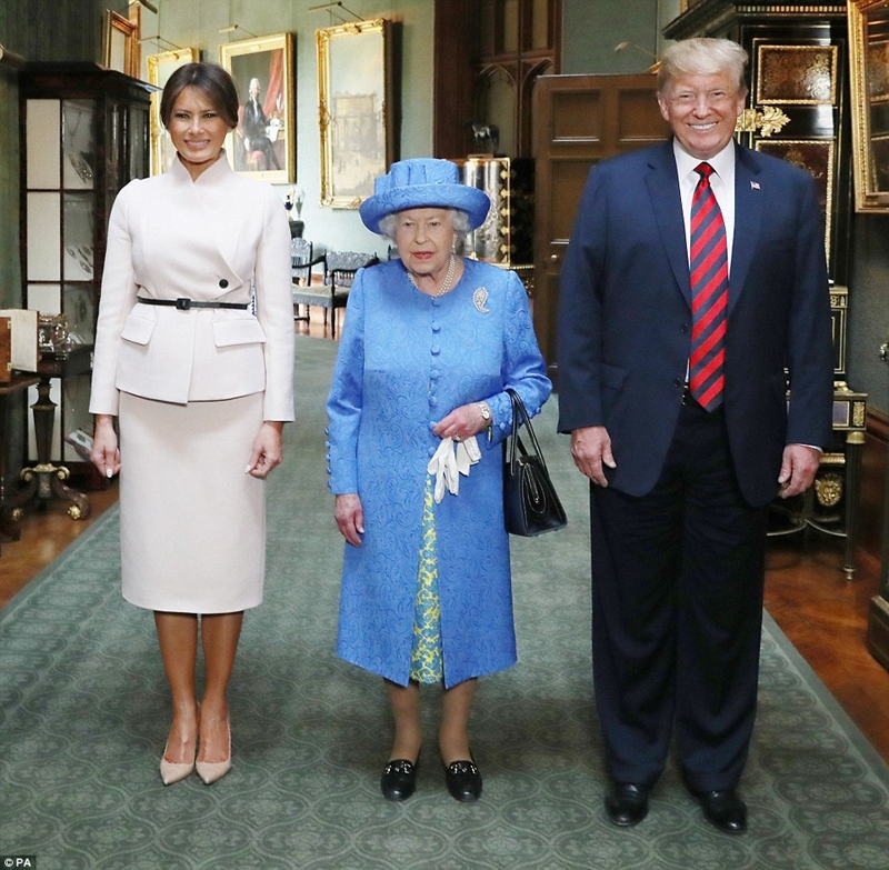 (Từ trái qua) Melania Trump, Nữ hoàng Elizabeth đệ Nhị, Tổng thống Trump trong buổi gặp gỡ tại lâu đài Windsor.