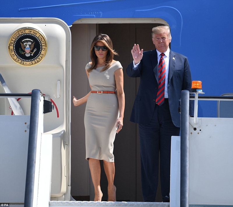 Melania Trumph xuất hiện với phong cách thanh lịch, sang trọng như thường lệ trong ngày đầu hạ cánh xuống sân bay tại Anh.