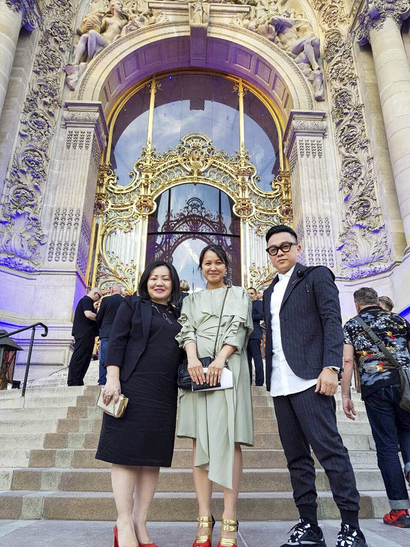 Bà Trang Lê (trái) và NTK Nguyễn Công Trí (phải) có mặt tại thủ đô nước Pháp, để tham gia chuỗi sự kiện thời trang nằm trong khuôn khổ Paris Fashion Week.
