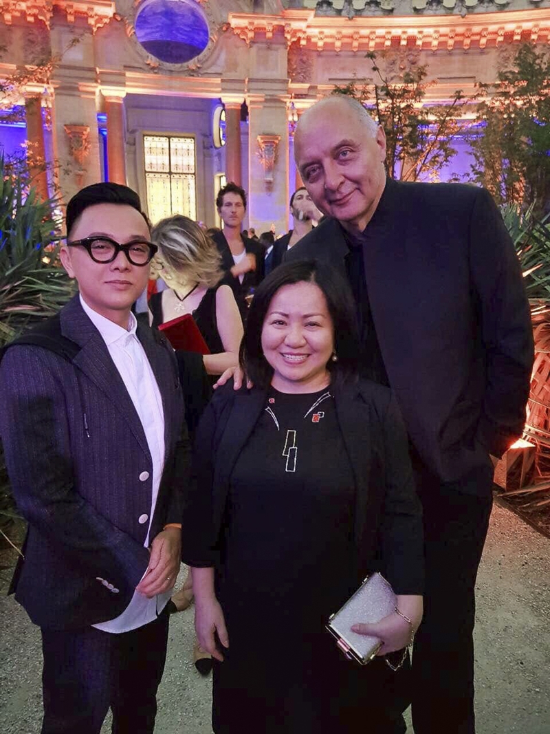 Tại sự kiện, bà Trang Lê và NTK Công Trí đã gặp và giao lưu với Chủ tịch hiệp hội Haute Couture – Pascal Morand.