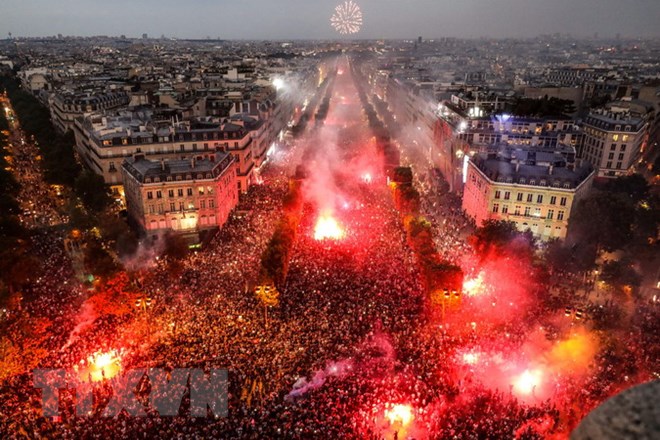 Đại lộ Champs-Elysées chật kín sau chiến thắng của tuyển Pháp
