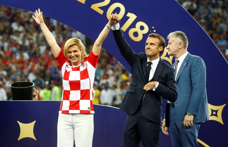 Nữ Tổng thống Kolinda Garbar-Kitarovíc trong trang phục đội tuyển Croatia tại trận Chung kết World Cup 2018.