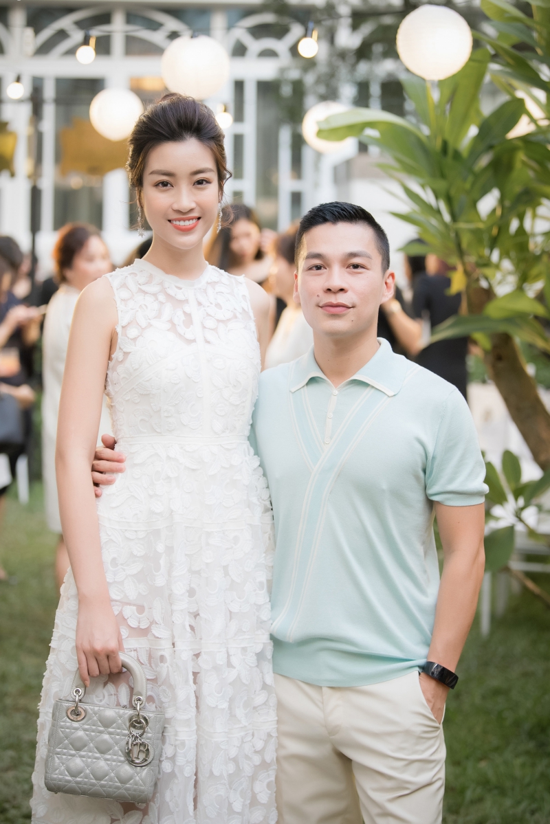Hoa hậu Đỗ Mỹ Linh mặc một thiết kế đầm không tay trắng tinh khôi. 