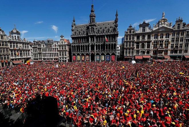 Hàng nghìn người đón tuyển Bỉ, trong khi chỉ 400 fan đón tuyển Anh