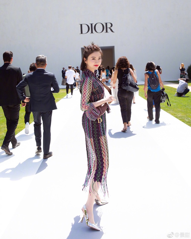 Cô nàng mặc trang phục và phụ kiện của Dior.