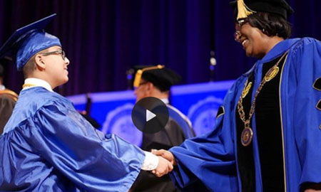 [Video] Mỹ: Cậu bé tốt nghiệp đại học bang Florida ở tuổi 11