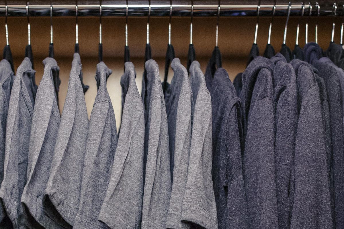 Tủ quần áo không thể đơn giản hơn của Mark Zuckerberg.